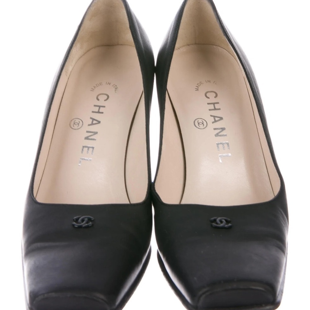 CHANEL
Interlocking CC Logo Leather Pumps